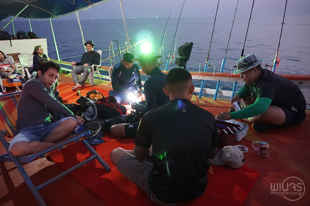 รีวิว : ออกเรือตกปลากลางทะเล 24 ชั่วโมง กิน นอน นั่ง บนเรือ