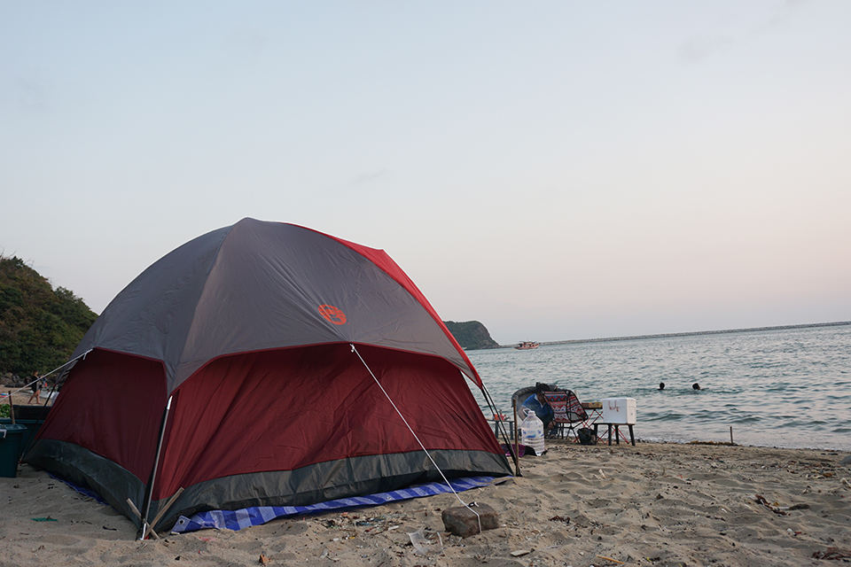 ริวิว หาดม้าน้ำ นอนกางเต็นท์ริมทะเล นั่งปิ้งย่างแบบชิวๆ รีวิวจาก พเนจร phanechon